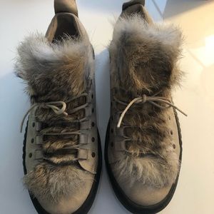 Platform shoe with lace and rabbit fur